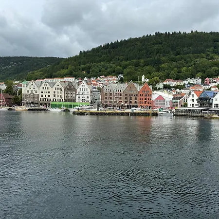 Bergenshus Rett Ved Bryggen I Берген