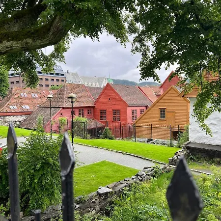 Bergenshus Rett Ved Bryggen I Берген